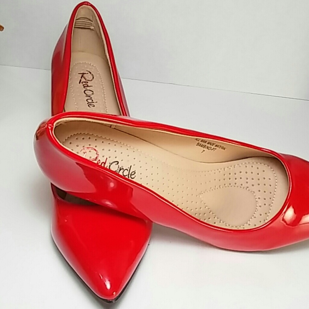 ๐ Glossy Red Low Pointy Toe Pump ๐ - Picture 8 of 8